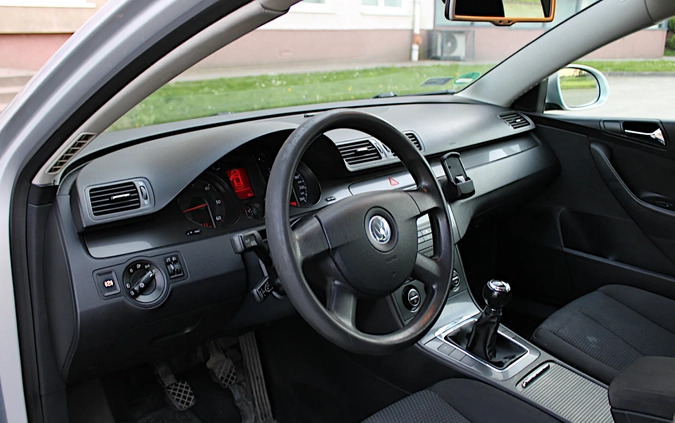Volkswagen Passat cena 11999 przebieg: 286000, rok produkcji 2006 z Elbląg małe 301
